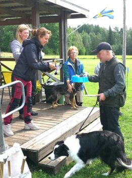 210814--prisutdelning Första pris till Hans Vestergren, Kumla BK, med Tonedo’s My Friend Abbot. Prisutdelare klubbens nya tävlingsledare Matilda Warnqwist och Natalie Bohlin är prisutdelare.